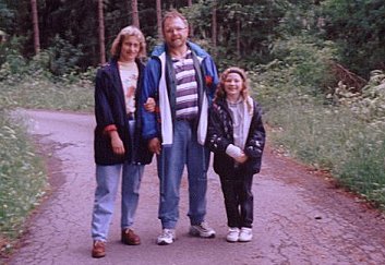 family.jpg (27.502 bytes)